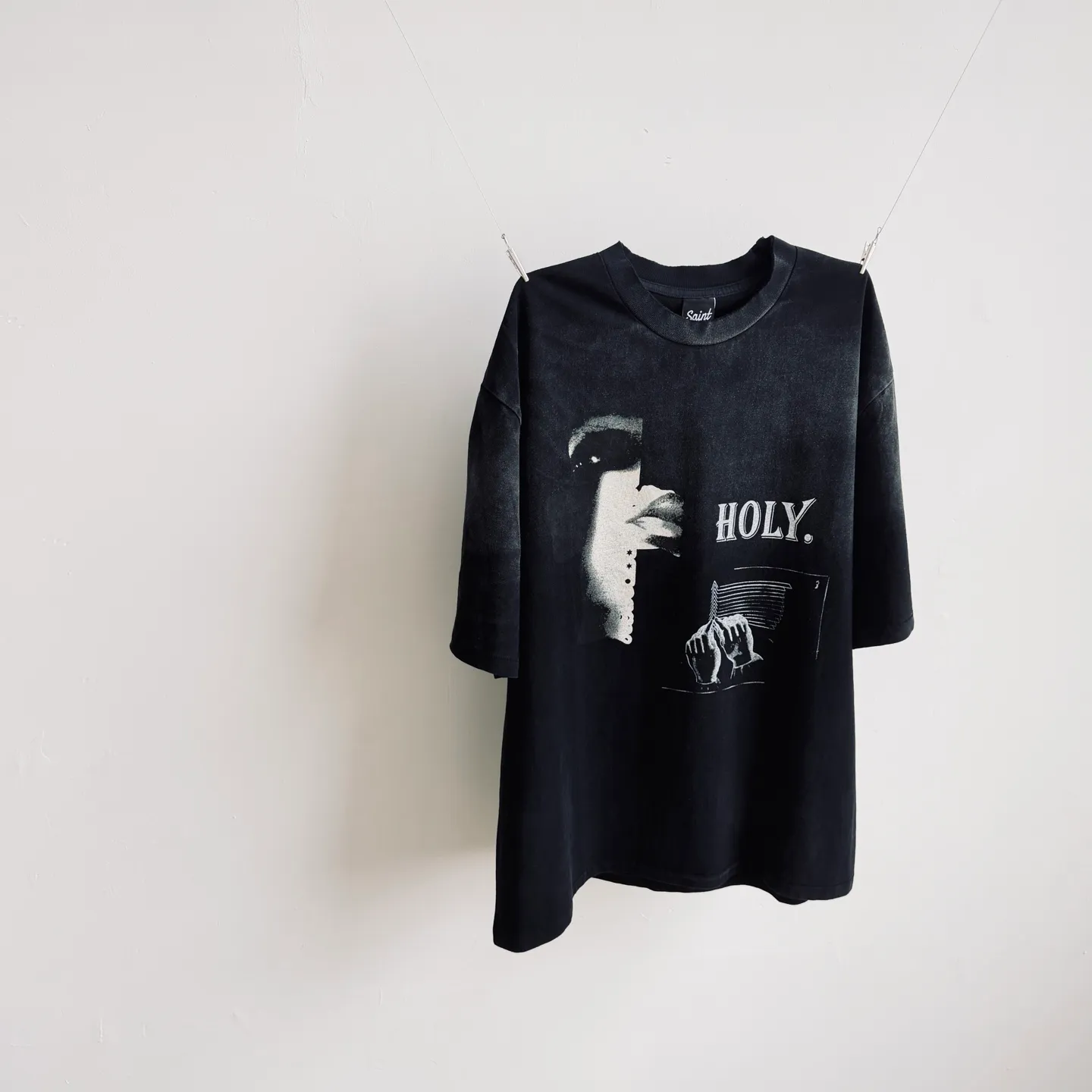 P138 # CTS-104 Bieber's same style "HOLY PRAY FOR ME" limited edition. 260g heavyweight pure cotton fabric after washing. Retro single-stitch heaven and earth stitch craftsmanship. Hand-painted + sandblasted and washed with water + hand-cut ribs. Size: S M L XL Customized 260g gram weight 100% cotton special washed fabric that is consistent with the original. With the blessing of imitation sun-drying, heavy sandblasting and fading + edge grinding + Assute fermentation and washing, the cotton feel on the surface of the fabric is well presented. Both the texture and feel are ceiling level. After the ready-made garments undergo a series of heavy washing and distressing processes, the retro and high-end sense of the entire garment is directly to the top. The garment making process of the entire garment adopts Saint The most common and complex single-needle sewing process (commonly known as single-thread heaven and earth stitch) among vintage vintage brands such as Michael